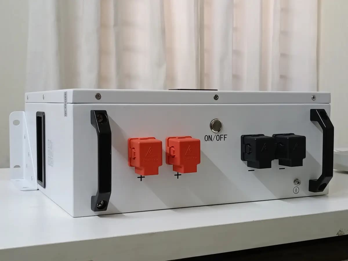 Luxwatt 25.6V 100Ah Wall Mount LiFePO4 Battery with LED Display ES-BOX38S image 2